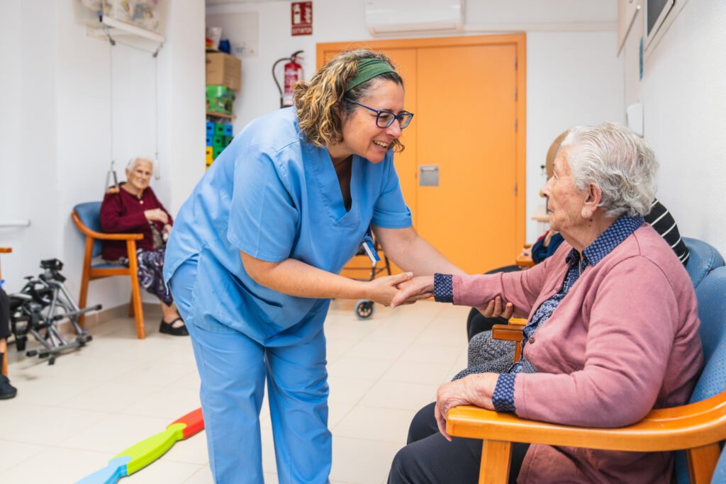 Betreuungskraft im Austausch mit einer Seniorin in Bochum